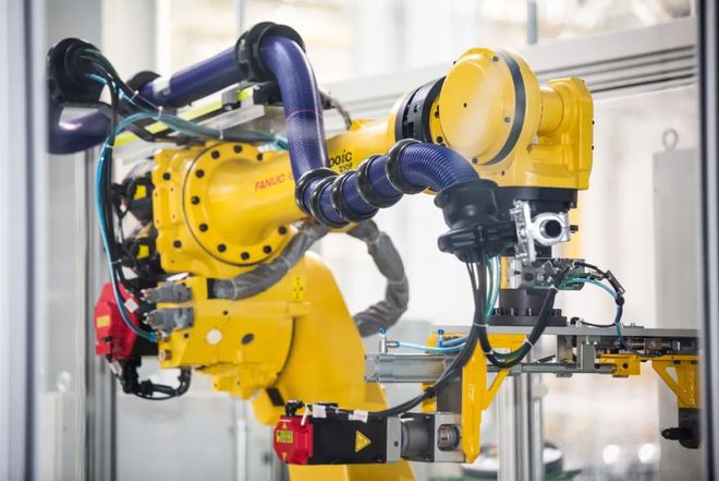 發動機技術革新與市場動態 新一代蒙迪歐上市與榮威GS61、特斯拉Roadster新進展